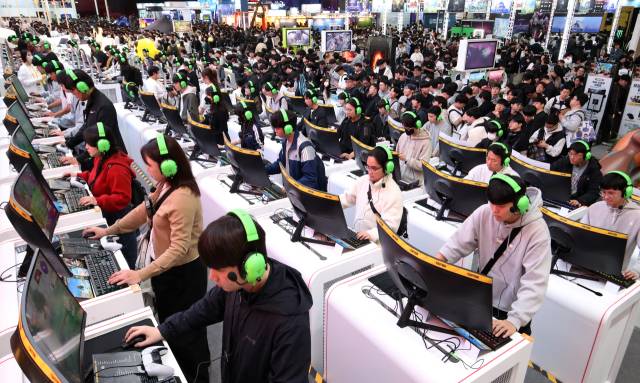 13일 부산 해운대구 벡스코에서 개막한 국내 최대 게임전시회 ‘지스타2025’에서 관람객들이 넷마블의 신작 ‘일곱 개의 대죄 : 오리진’을 체험하고 있다. 뉴스1