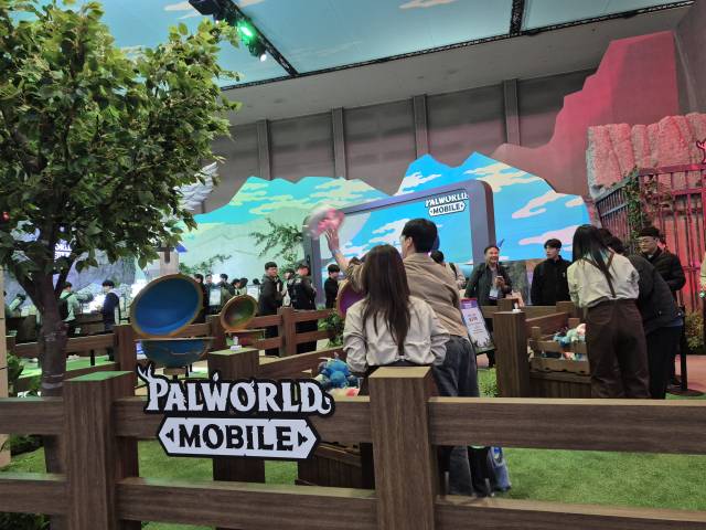 3일 부산 해운대구 벡스코에서 열린 ‘지스타 2025’ 내 크래프톤 전시장에서 관람객들이 팰월드 모바일을 콘셉트로 한 체험 프로그램을 즐기고 있다. 부산=김흥록기자