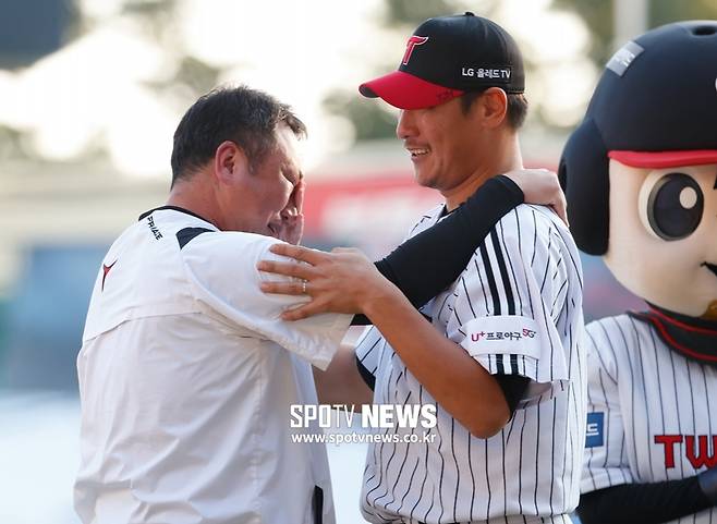 ▲ 이동현의 은퇴식에서 눈물을 흘린 차명석 단장. ⓒ 스포티비뉴스 DB