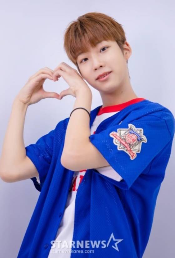 그룹 더윈드(The Wind) 멤버 박하유찬이 '스튜디오 슷슷-입덕 프로필' 촬영을 위해 서울 종로구 스타뉴스 스튜디오 현장에 도착해 포즈를 취하고 있다. 2023.08.09