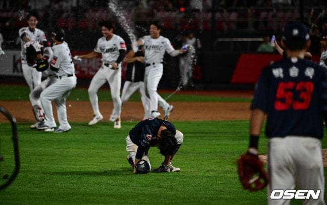 롯데 박찬형(가운데)이 9월 3일 수원 KT전에서 9회말 끝내기 실책을 기록한 후 주저앉았다.
