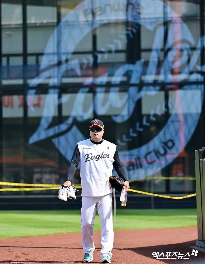 30일 오후 대전 한화생명 볼파크에서 열리는 '2025 신한 SOL Bank KBO리그' 삼성 라이온즈와 한화 이글스의 경기, 한화 류현진이 훈련을 마친 후 락커룸으로 향하고 있다. 엑스포츠뉴스DB