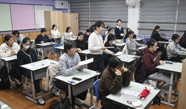 2026학년도 대학수학능력시험일인 13일 광주시교육청 26지구 제34시험장인 광주시 남구 대성여자고등학교 시험장에서 수험생들이 시험을 치를 준비를 하고 있다. /김진수 기자 jeans@kwangju.co.kr