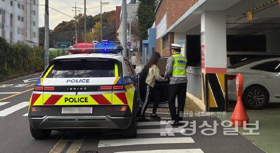 ▲ 2026학년도 대학수학능력시험일인 13일 오전 경찰이 순찰차로 수험생을 시험장까지 수송하고 있다. 울산경찰청 제공