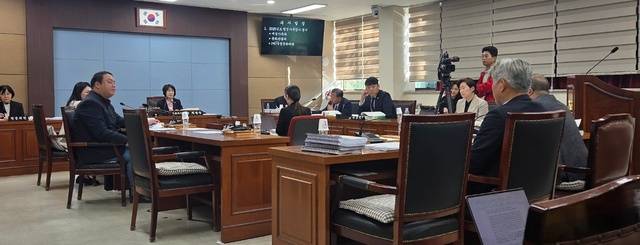 대구수성문화재단을 상대로 14일 열린 수성구의회 문화복지위원회 행정사무감사에서 정대현 수성구의원(더불어민주당)이 질의하고 있다. 구아영 기자