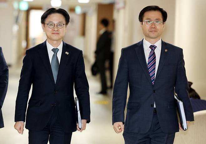 김정관 산업통상부 장관과 여한구 통상교섭본부장이 14일 오후 서울 종로구 정부서울청사에서 '한미 관세협상 팩트시트 및 MOU' 관련 브리핑을 위해 브리핑실로 들어서는 모습. (출처 : 뉴시스)