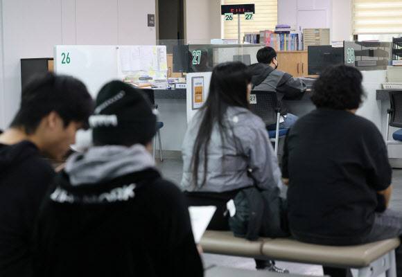 12일 마포구 서울서부고용복지플러스센터를 찾은 시민들이 실업급여 수급 상담을 받고 있다. (사진=뉴스1)