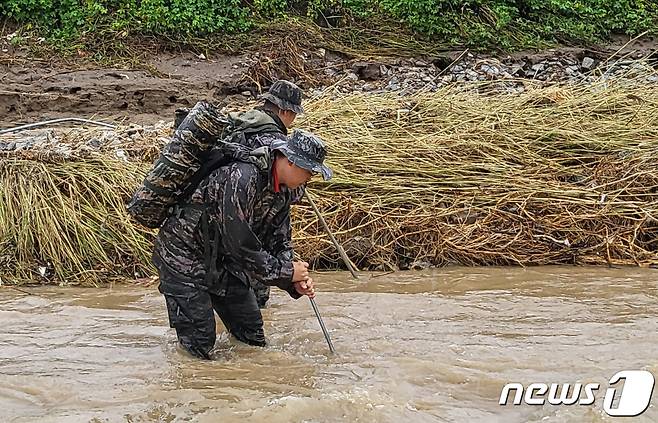 해병대신속기동부대 대원들이 2023년 8월 18일 오전 집중호우로 실종자가 발생한 경북 예천군 감천면 벌방리 하천에 투입돼 실종자 수색을 하는 모습. 2023.7.18/뉴스1 ⓒ News1 최창호 기자(해병대1사단제공)