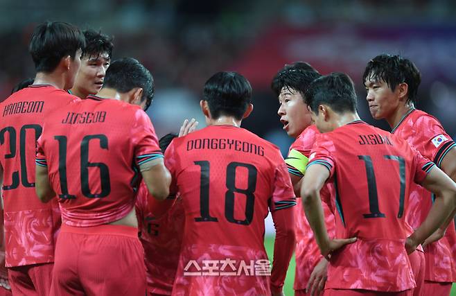 손흥민이 14일 서울월드컵경기장에서 열린 남자 축구 국가대표 평가전 파라과이와 경기 엄지성의 골 이후 동료들과 이야기를 나누고 있다. 2025. 10. 14. 최승섭기자 thunder@sportsseoul.com