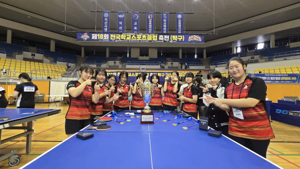 제주동여자중학교 학생들이 메달을 카메라에 보이고 있다. /사진=제주동여자중학교