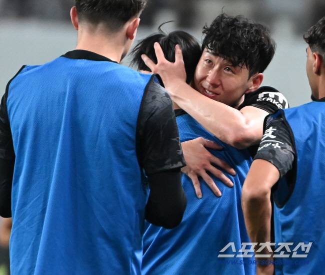 3일 서울월드컵경기장에서 열린 토트넘과 뉴캐슬의 경기, 손흥민이 후반 교체되며 양민혁과 포옹을 하고 있다. 상암=허상욱 기자wook@sportschosun.com/2025.08.03/
