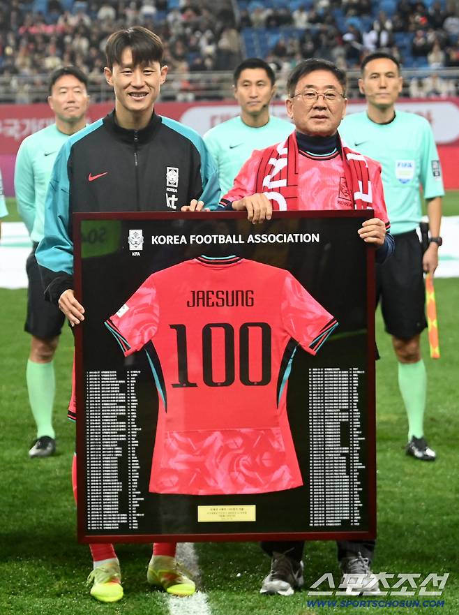 14일 대전월드컵경기장에서 열린 대한민국과 볼리비아의 A매치 평가전. A매치 100경기 출장 기록을 달성한 이재성이 아버지에게 기념 유니폼 액자를 전달받고 있다. 대전=허상욱 기자wook@sportschosun.com/2025.11.14/