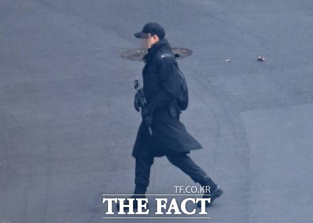 윤석열 전 대통령이 고위공직자범죄수사처(공수처)의 1차 체포영장 체포 불발 이후 경호처 부장들과의 오찬에서 '밀고 들어오면 아작난다고 느끼게 위력 순찰하라'고 했다는 증언이 나왔다. 사진은 공수처 2차 체포영장 집행이 임박한 지난 1월 13일 오후 서울 용산구 한남동 대통령 관저에서 경호처 관계자가 K-1 기관단총을 지닌 모습. /이새롬 기자