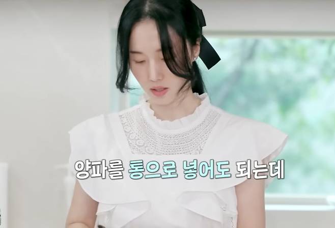 14일 방송되는 KBS 2TV ‘신상출시 편스토랑’에서는 이정현이 둘째 딸 서우의 폭풍 성장 근황을 공개한다. 최근 자기 주도 이유식을 시작한 서우는 비트와 키위 등을 꼬물꼬물한 손으로 야무지게 먹으며 '먹방 요정'에 등극, 스튜디오를 초토화시켰다. 이정현은 첫째 서아와 달리 무엇이든 잘 먹어주는 서우의 모습에 "정말 행복하다"며 뭉클한 소감을 전했다. 또한 이날 ‘편스토랑’에서는 이정현표 신메뉴 '참나물 오리제육'과 '토마토 테토소박이' 레시피도 함께 공개될 예정이다. 맛과 건강을 모두 잡은 이정현의 새로운 요리가 시청자들의 기대를 모은다.