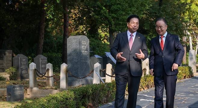 7일 오전 서울 마포구 양화진 외국인 선교사묘원에서 이영훈 여의도순복음교회 담임목사와 류영모 한소망교회 원로목사가 한국 교회의 역사와 나아갈 방향에 대해 대화를 나누고 있다. 2025.11.7 /박성원 기자