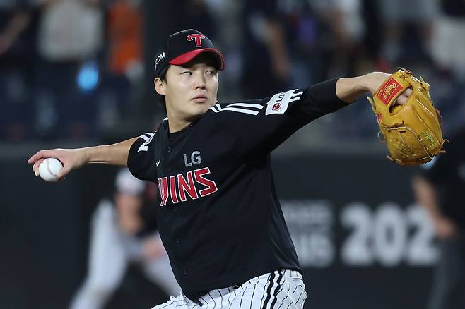 프로야구 LG 임찬규는 마운드 위에서 다양한 표정을 짓는 투수다. 역투할 때는 타자를 잡아먹을 것처럼 매서운 눈빛을 보여준다. 뉴시스