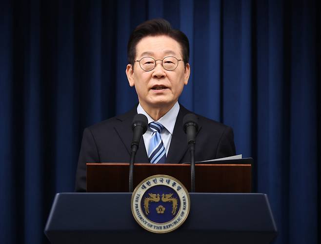 이재명 대통령이 14일 서울 용산 대통령실 기자회견장에서 한미 팩트시트 최종 합의와 관련해 발표하고 있다. 연합뉴스