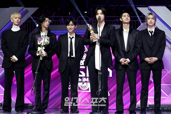 2025 코리아 그랜드 뮤직 어워즈 with iM뱅크’(2025 KGMA) 첫날 아티스트데이가 14일 오후 인천 영종도 인스파이어 아레나에서 펼쳐졌다. 엑스디너리 히어로즈가 베스트아티스트상울 수상하고 소감을 말하고 있다. KGMA는 한 해 동안 국내외 팬들에게 많은 사랑을 받은 K팝 아티스트와 작품들을 조명해 차별화된 콘텐츠를 선보이는 K팝 축제다. 올해는 KGMA 조직위원회와 크리에이터링, 디오디가 공동 주관하며, 인천광역시와 인천관광공사가 후원한다. 타이틀 스폰서로는 iM뱅크가 함께한다. 2025 KGMA는 KT ENA가 주관 방송사로 참여하며, 틱톡라이브를 통해 일본, 중국을 제외한 국내 및 글로벌에 생중계된다. 일본에서는 훌루 재팬을 통해 실시간으로 볼 수 있다. 영종도(인천)=KGMA특별취재단/2025.11.14./