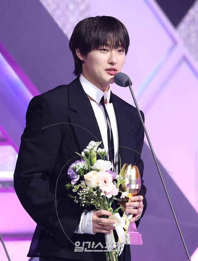 ‘2025 코리아 그랜드 뮤직 어워즈 with iM뱅크’(2025 KGMA) 첫날 아티스트데이가 14일 오후 인천 영종도 인스파이어 아레나에서 펼쳐졌다. 가수 우즈가 베스트 메모리상을 수상하고 소감을 말하고 있다. KGMA는 한 해 동안 국내외 팬들에게 많은 사랑을 받은 K팝 아티스트와 작품들을 조명해 차별화된 콘텐츠를 선보이는 K팝 축제다. 올해는 KGMA 조직위원회와 크리에이터링, 디오디가 공동 주관하며, 인천광역시와 인천관광공사가 후원한다. 타이틀 스폰서로는 iM뱅크가 함께한다. 2025 KGMA는 KT ENA가 주관 방송사로 참여하며, 틱톡라이브를 통해 일본, 중국을 제외한 국내 및 글로벌에 생중계된다. 일본에서는 훌루 재팬을 통해 실시간으로 볼 수 있다. 영종도(인천)=KGMA특별취재단/2025.11.14./