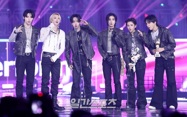 ‘2025 코리아 그랜드 뮤직 어워즈 with iM뱅크’(2025 KGMA) 첫날 아티스트데이가 14일 오후 인천 영종도 인스파이어 아레나에서 펼쳐졌다. 그룹 보이넥스트도어가 그랜드 퍼포머 상을 수상하고 소감을 말하고 있다. KGMA는 한 해 동안 국내외 팬들에게 많은 사랑을 받은 K팝 아티스트와 작품들을 조명해 차별화된 콘텐츠를 선보이는 K팝 축제다. 올해는 KGMA 조직위원회와 크리에이터링, 디오디가 공동 주관하며, 인천광역시와 인천관광공사가 후원한다. 타이틀 스폰서로는 iM뱅크가 함께한다. 2025 KGMA는 KT ENA가 주관 방송사로 참여하며, 틱톡라이브를 통해 일본, 중국을 제외한 국내 및 글로벌에 생중계된다. 일본에서는 훌루 재팬을 통해 실시간으로 볼 수 있다. 영종도(인천)=KGMA특별취재단/2025.11.14./