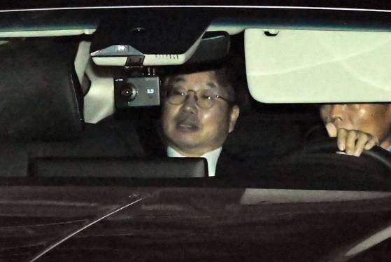 대장동 개발비리 사건 항소 포기 여파로 사의를 표명한 노만석 검찰총장 직무대행이 12일 서울 서초구 대검찰청에서 퇴근하고 있다. 뉴스1