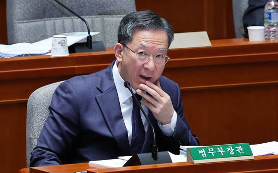 정성호 법무부 장관이 13일 국회에서 열린 예산결산특별위원회 전체회의에 출석해 입을 만지고 있다. 임현동 기자