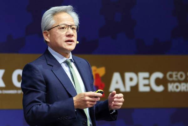 ▲젠슨 황 엔비디아 최고경영자(CEO)가 31일 경북 경주 예술의전당에서 열린 아시아태평양경제협력체(APEC) 최고경영자(CEO) 서밋에서 특별세션 기조연설을 하고 있다. APEC 2025 KOREA 공동취재단 제공