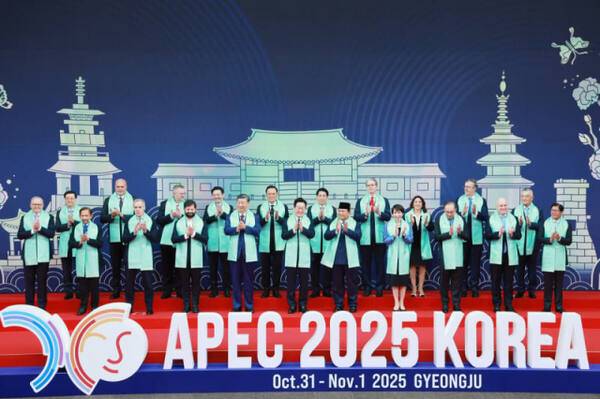1일 경주화백컨벤션센터(HICO)에서 열린 2025 아시아태평양경제협력체(APEC) 정상회의에서 각국 정상들이 한복 소재로 만든 목도리를 두르고 기념 촬영을 하고 있다. 연합뉴스