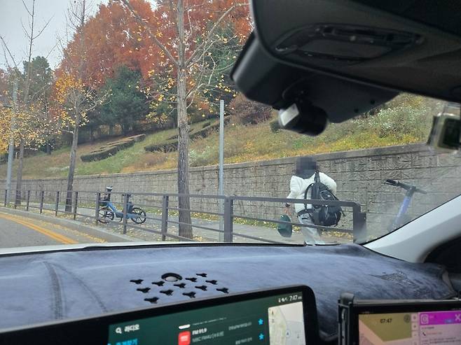 순찰차에 내려 뛰어가는 수험생. 경기북부경찰청 제공