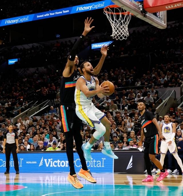 커리는 “웸반야마는 정말 말도 안 되는 방식으로 도전하게 만든다. 그건 올림픽에서도 느꼈다. 그의 골밑 수비 존재감은 미쳤다고 할 수 있다”며 “매 경기마다 네가 적응하도록 강요한다. 그걸 억지로 뚫으려고 해서는 안 된다. 코트에는 다른 선택지가 있고 공격을 풀어갈 여러 방법이 있다. 그를 정면으로 뚫으려는 어리석은 짓은 하지 말아야 한다”고 이야기했다. 사진=AFP=연합뉴스