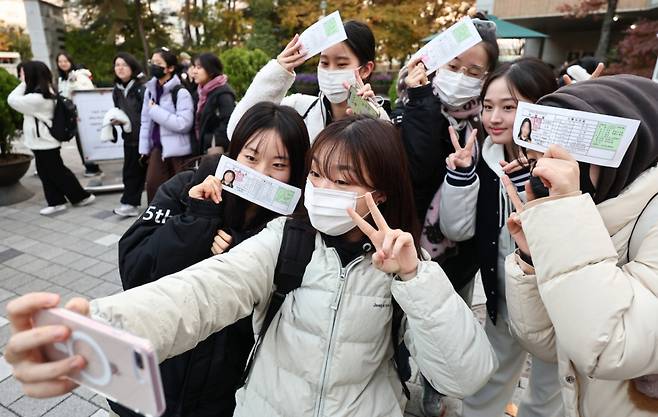 2025학년도 대학수학능력시험일인 13일 오후 서울 영등포구 신도림고등학교에서 시험을 마친 수험생들이 기념촬영을 하고 있다. /사진=뉴스1