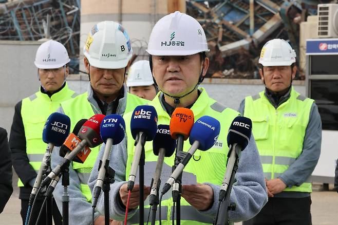 울산화력발전소 보일러 타워 붕괴 사고 8일째인 13일 오전 HJ중공업 김완석 대표가 발전소 후문 앞에서 사고 후 첫 입장 발표를 하고 있다. 연합뉴스