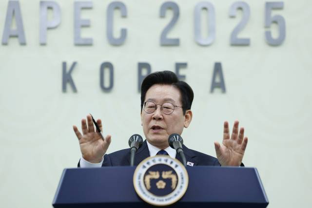 ▲ 이재명 대통령이 1일 경주화백컨벤션센터(HICO)에서 열린 2025 아시아태평양경제협력체(APEC) 정상회의 기자회견에서 답변하고 있다. ⓒ연합뉴스