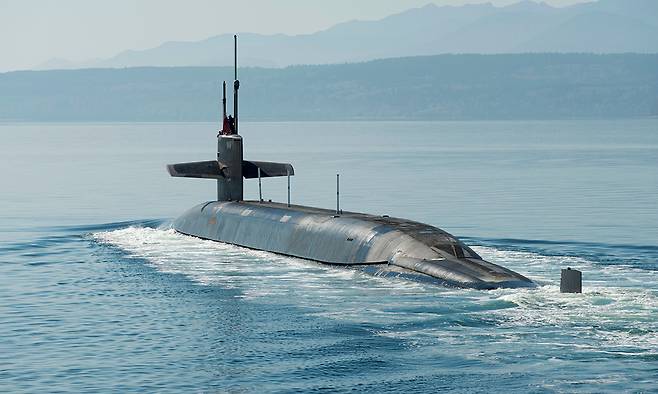 미 해군 오하이오급 원자력추진잠수함이 수면 위를 항해하고 있다. 세계일보 자료사진