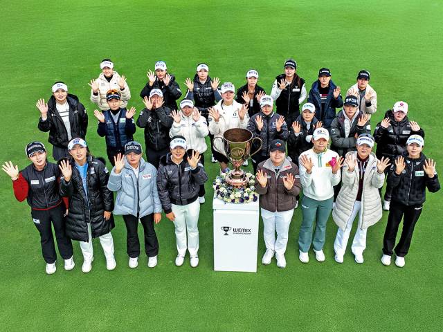 위믹스 챔피언십 2025 참가 선수들이 13일 대회장인 경주 마우나오션CC에서 트로피를 가운데 놓고 포즈를 취하고 있다. 사진 제공=위메이드