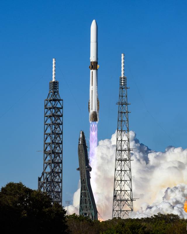 블루 오리진의 뉴 글렌 로켓이 미 동부시간 13일(현지 시간) 오후 3시 55분 플로리다주 케이프 커내버럴 우주군 기지에서 발사되고 있다. 뉴 글렌은 이날 NASA 화성탐사위성 '에스커페이드(ESCAPADE) 2대를 성공적으로 지구 궤도에 올리고 1단 부스터 회수에 성공했다. 사진제공=UPI연합뉴스