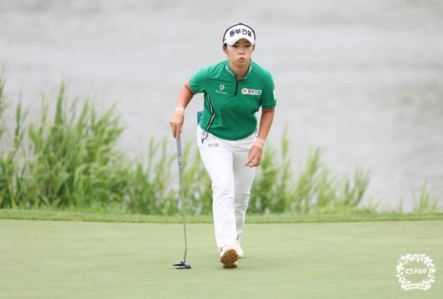 그린 경사를 읽고 있는 김수지. 사진 제공=KLPGA