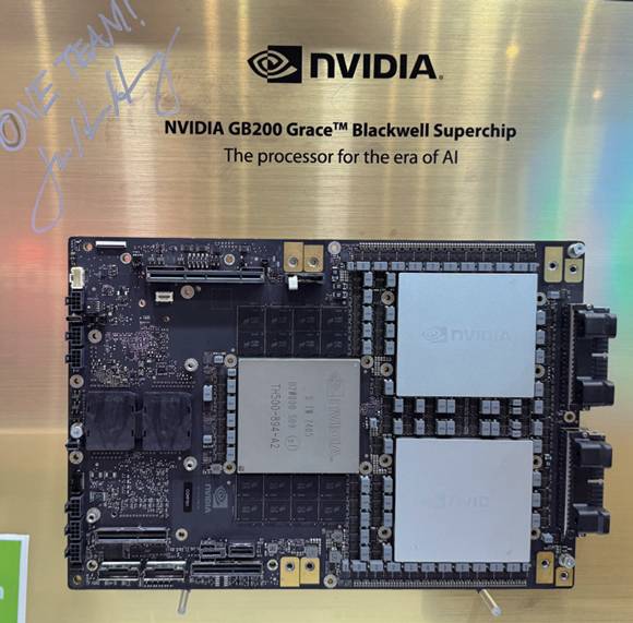 젠슨 황 엔비디아 CEO가 5월20일 대만 타이베이 난강 전시관에서 열린 '컴퓨텍스 2025'에서 SK하이닉스 부스를 찾아 전시된 제품 GB200 그레이스 블랙웰에 '원팀!(ONE TEAM!)' 사인을 남겼다. ⓒ연합뉴스