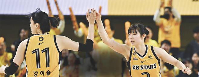 청주 KB 강이슬과 허예은(오른쪽). WKBL 제공