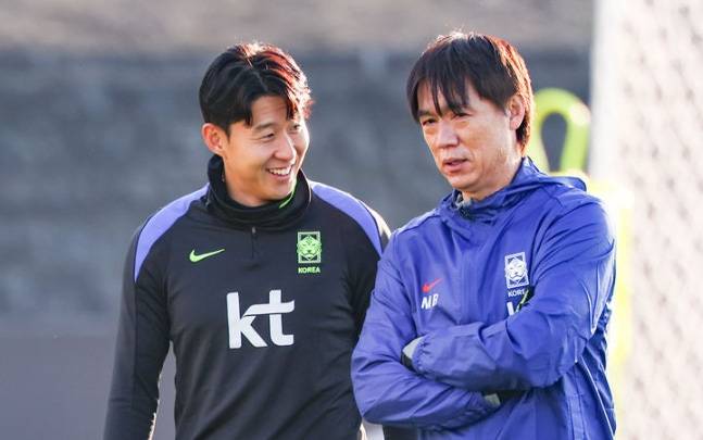 홍명보 대한민국 축구 국가대표팀 감독과 주장 손흥민이 10일 오후 충남 천안시 대한민국 축구종합센터에서 훈련에 앞서 대화하고 있다. /사진=뉴시스