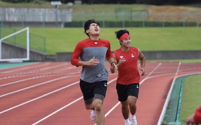 SSG 선수단이 일본 가고시마 유망주 집중 육성 캠프에서 러닝 훈련을 하고 있다. /사진=SSG 랜더스 제공