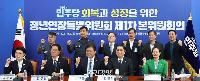 김병기 더불어민주당 원내대표, 소병훈 정년연장특별위원회 위원장 등이 지난 11월 3일 국회에서 열린 정년연장특위 제1차 본위원회의에서 기념사진을 찍고 있다. 한수빈 기자