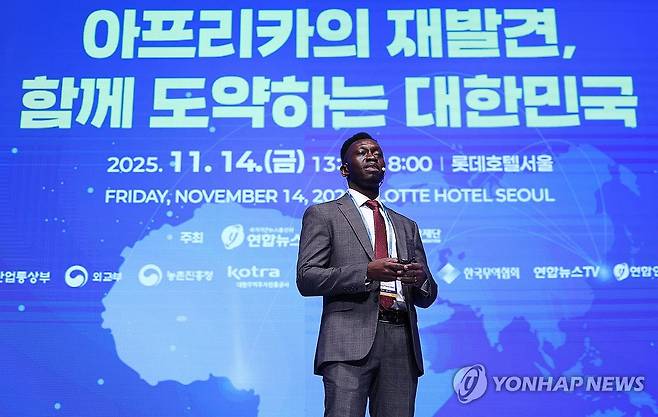 강연하는 토마스 타반 아콧 인제대 상계백병원 외과 전문의 (서울=연합뉴스) 김성민 = 14일 서울 중구 롯데호텔에서 국가기간뉴스통신사 연합뉴스 주최로 열린 '2025 미래경제포럼'에서 토마스 타반 아콧 인제대 상계백병원 외과 전문의가 강연을 하고 있다.
이날 포럼은 '아프리카의 재발견, 함께 도약하는 대한민국'을 주제로 열렸다. 2025.11.14 ksm7976@yna.co.kr