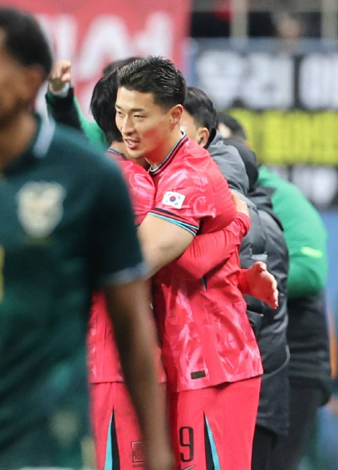 14일 대전월드컵경기장에서 열린 남자축구 국가대표 A매치 평가전 대한민국과 볼리비아의 경기. 한국 손흥민이 후반전에 조규성과 교체되며 서로 포옹하고 있다. 사진=연합뉴스