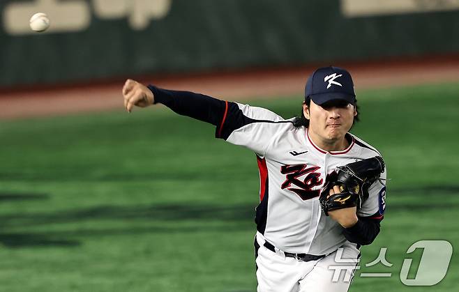 야구 국가대표팀 투수 곽빈이 14일 오후 일본 도쿄돔에서 월드베이스볼클래식(WBC) 대비 한일 평가전을 앞두고 훈련하고 있다. 2025.11.14/뉴스1 ⓒ News1 구윤성 기자