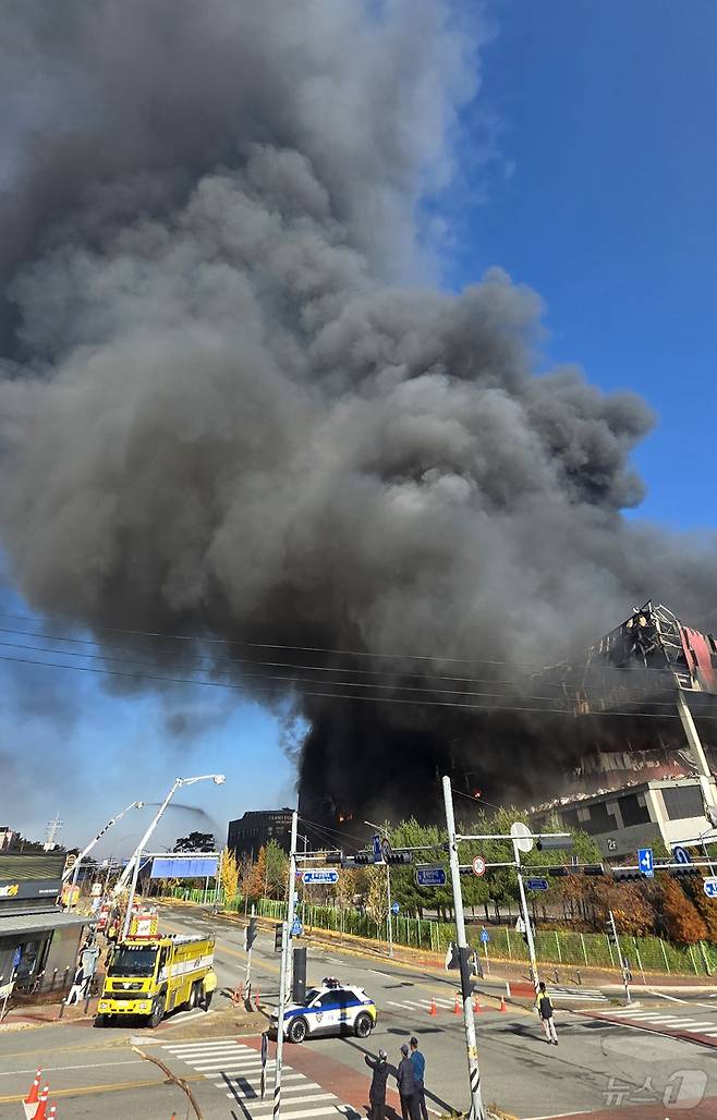 15일 오전 충남 천안 동남구 이랜드패션 물류센터에서 화재가 발생해 검은 연기가 피어오르고 있다. 소방 당국은 대응 2단계로 격상해 화재를 진화 중이다. 2025.11.15/뉴스1 ⓒ News1 이시우 기자