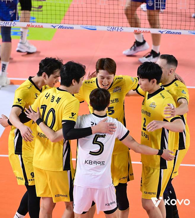 2연승을 기록하며 남자 프로배구 선두에 오른 KB손해보험. (KOVO 제공)