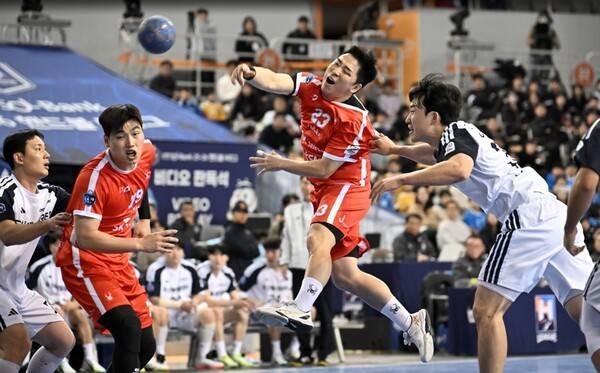 개막전 SK호크스 김동철이 점프 돌파슛을 하고 있다. /사진=한국핸드볼연맹