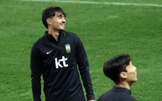 훈련 참가한 옌스 카스트로프
(대전=연합뉴스) 김준범 기자 = 축구 국가대표팀 옌스 카스트로프가 볼리비아와의 A매치를 하루 앞둔 13일 오후 대전월드컵경기장에서 훈련하고 있다. 2025.11.13
psykims@yna.co.kr
(끝)
<저작권자(c) 연합뉴스, 무단 전재-재배포, AI 학습 및 활용 금지>