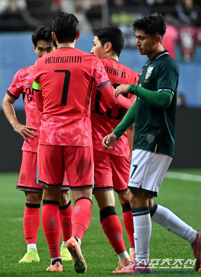 14일 대전월드컵경기장에서 열린 대한민국과 볼리비아의 A매치 평가전. 손흥민이 파울을 범한 이강인을 다독이고 있다. 대전=허상욱 기자wook@sportschosun.com/2025.11.14/